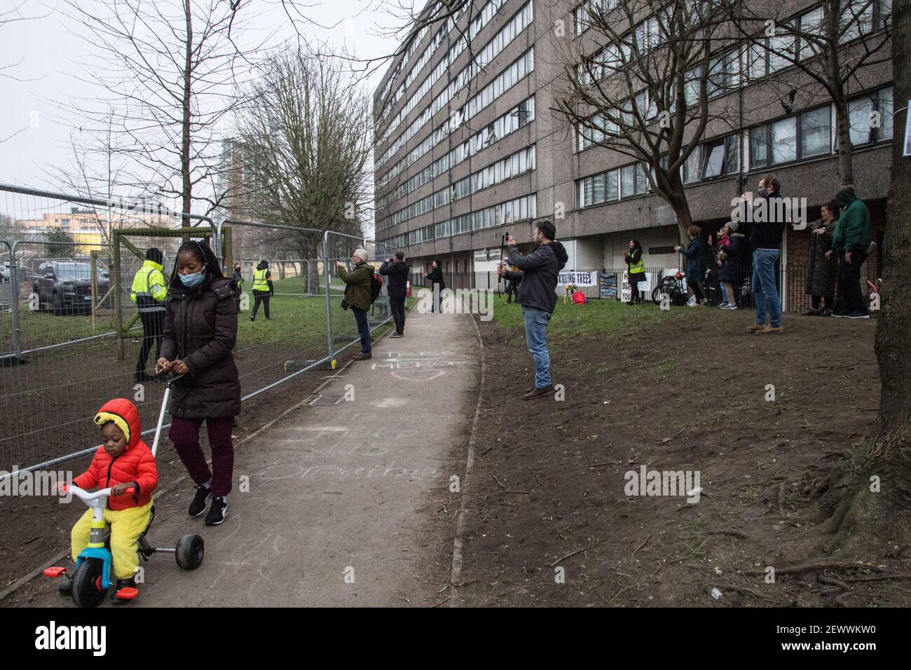 York Gardens, London, Großbritannien. 3. März 2021. Menschen aus der Umgebung sammeln sich in York Gardens. Es ist der zehnte Tag der Baumbewachung für die Baumschützer, die den 100 Jahre alten schwarzen Pappelbaum besetzen, der letzten Montag, den 22. Februar 2021, durch ein Joint Venture zwischen Taylor Wimpey Homes und dem Rat von Wandsworth gefällt werden soll. Heute um 12 Uhr wird Marcus Decker, 32, vom Baum herunterkommen. Er ist bei guter Gesundheit und guter Stimmung und erklärte: "Ich komme heute runter, aber gemeinsam können wir diesen Fällwahn stoppen". Kredit: SABRINA MEROLLA/Alamy Live News Stockfoto