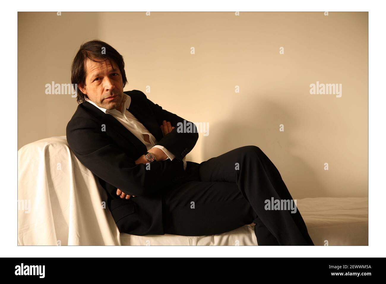 Peter Saville mit seiner LEGO Kreation in seinem Büro in London. Bild David Sandison 22/1/2008 Stockfoto