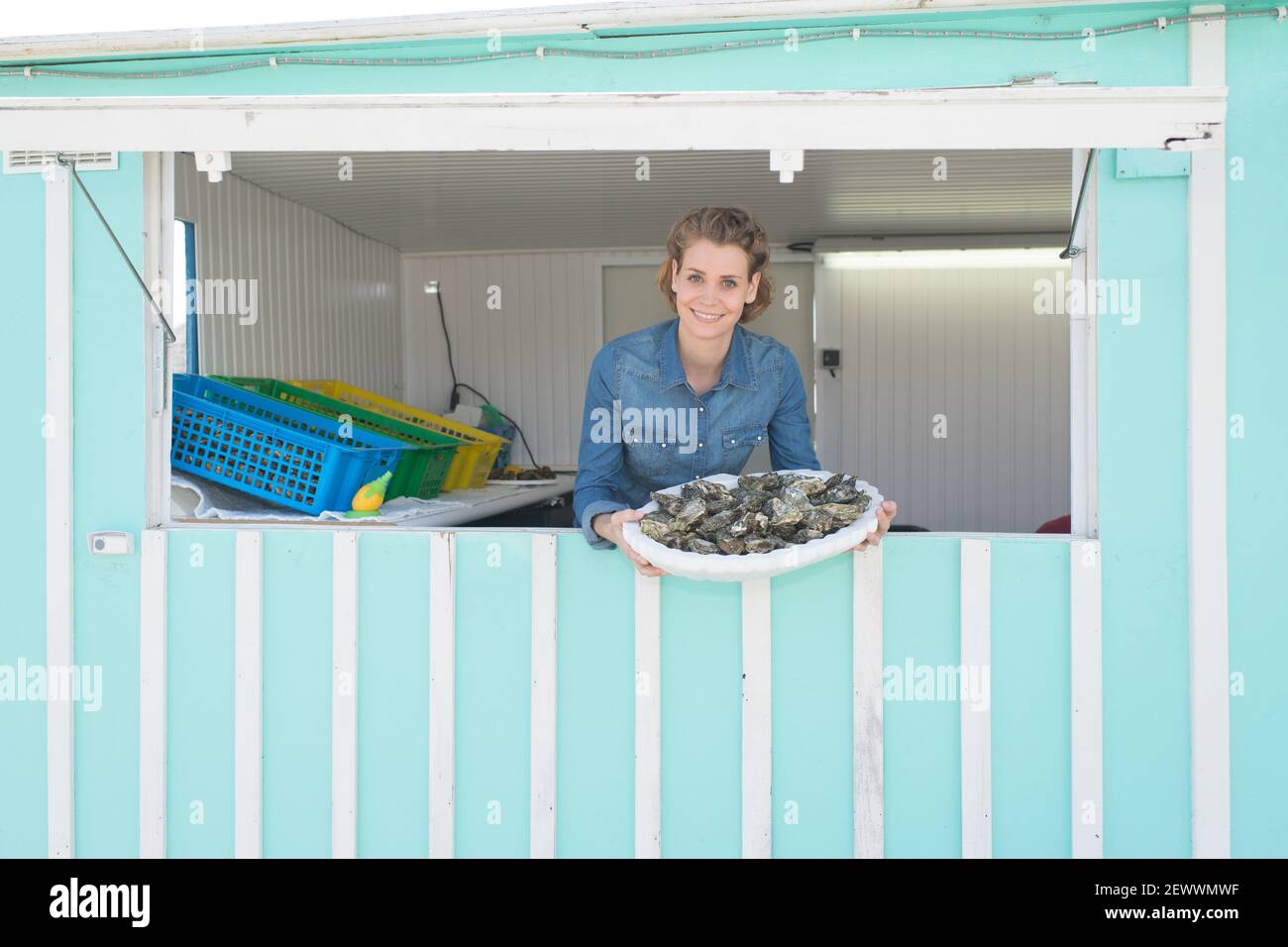 Verkäuferin für frischen Fisch und gekühlte Meeresfrüchte auf dem Markt Stockfoto