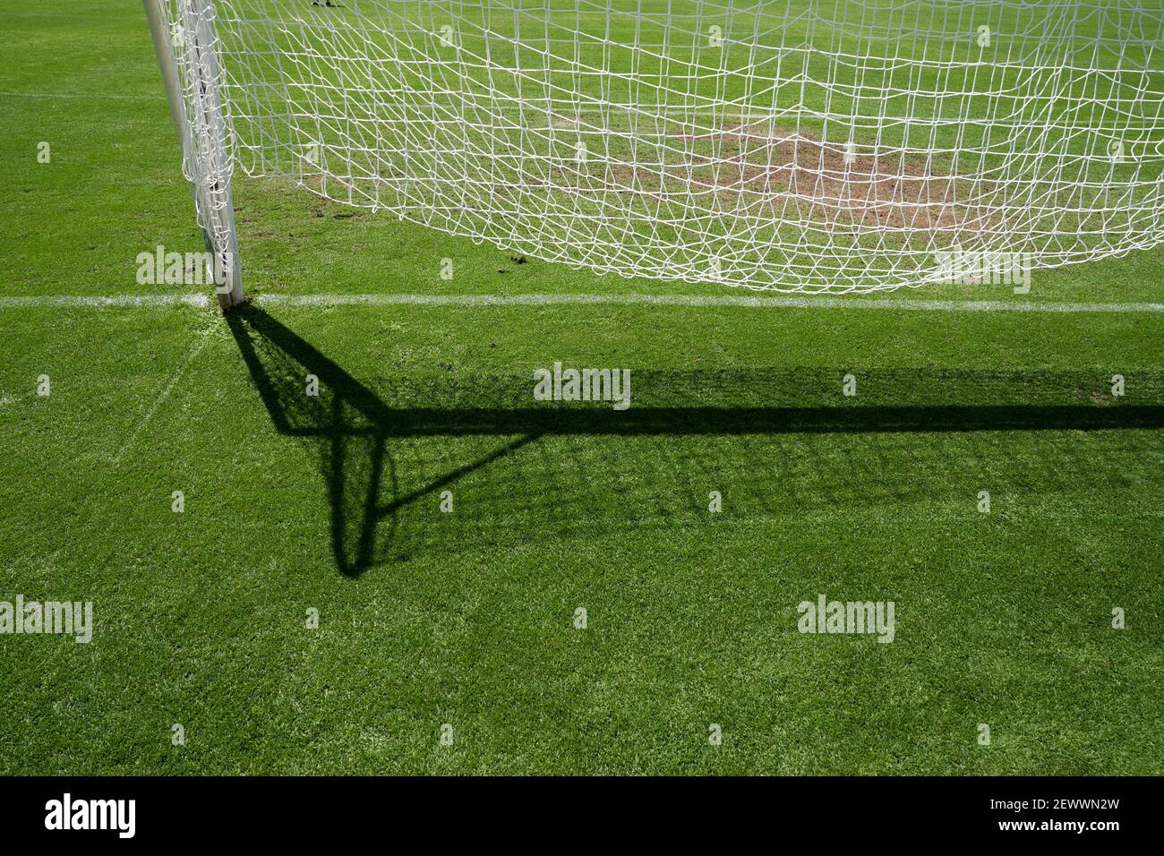 Fußballtor mit Wind weht das Netz von hinten Stockfoto