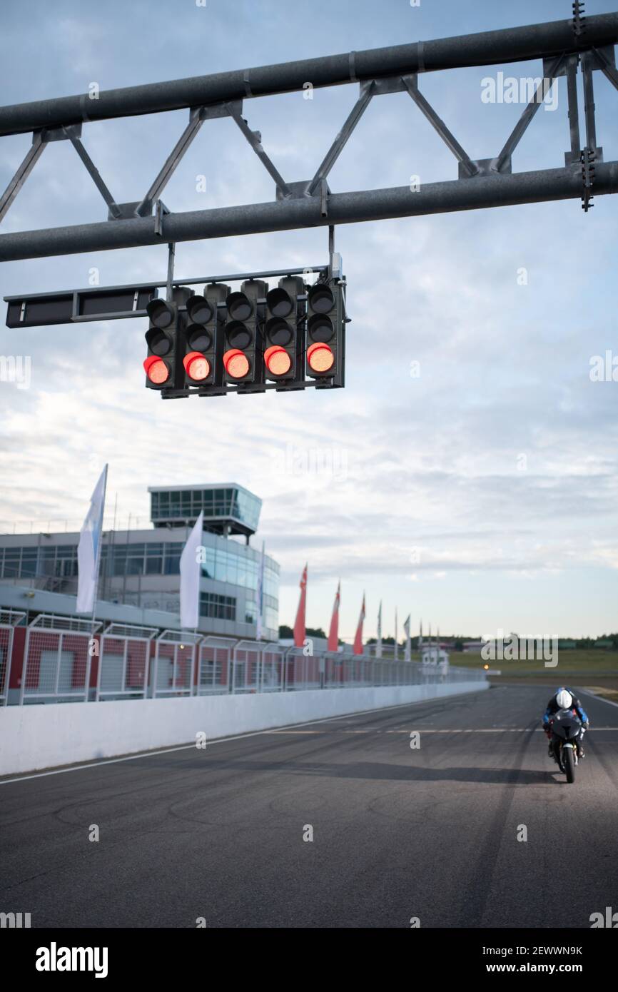 Start Lichter über Rennbahn mit Motorradfahrer Stockfoto