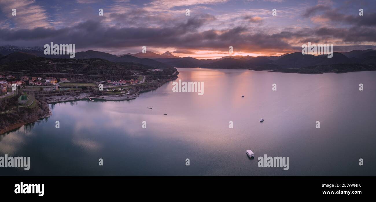 sonnenaufgang im Stausee aus der Luft in Panorama Stockfoto