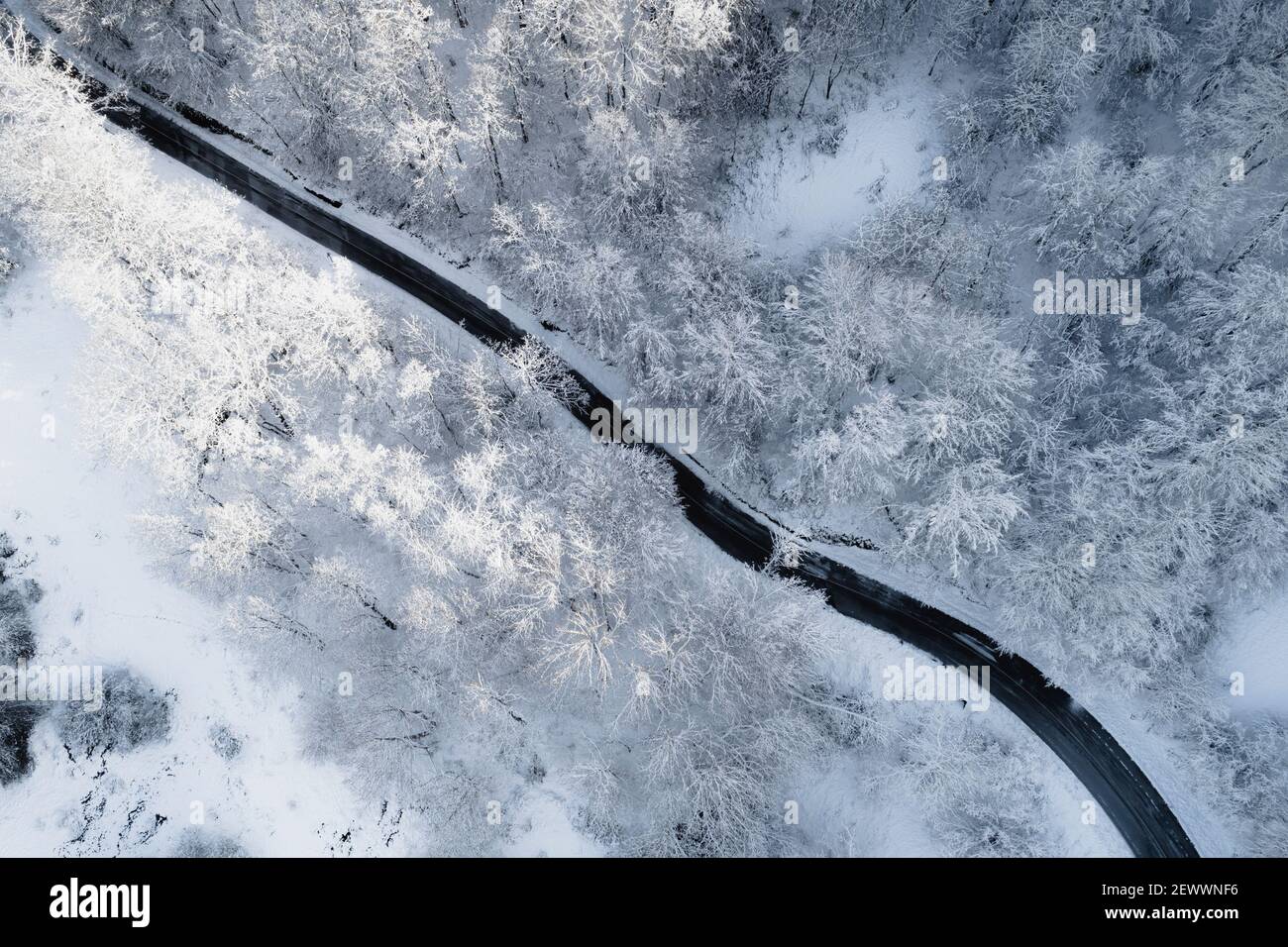 Hohe Bergkurve in verschneite Umgebung aus Drohnenansicht Stockfoto