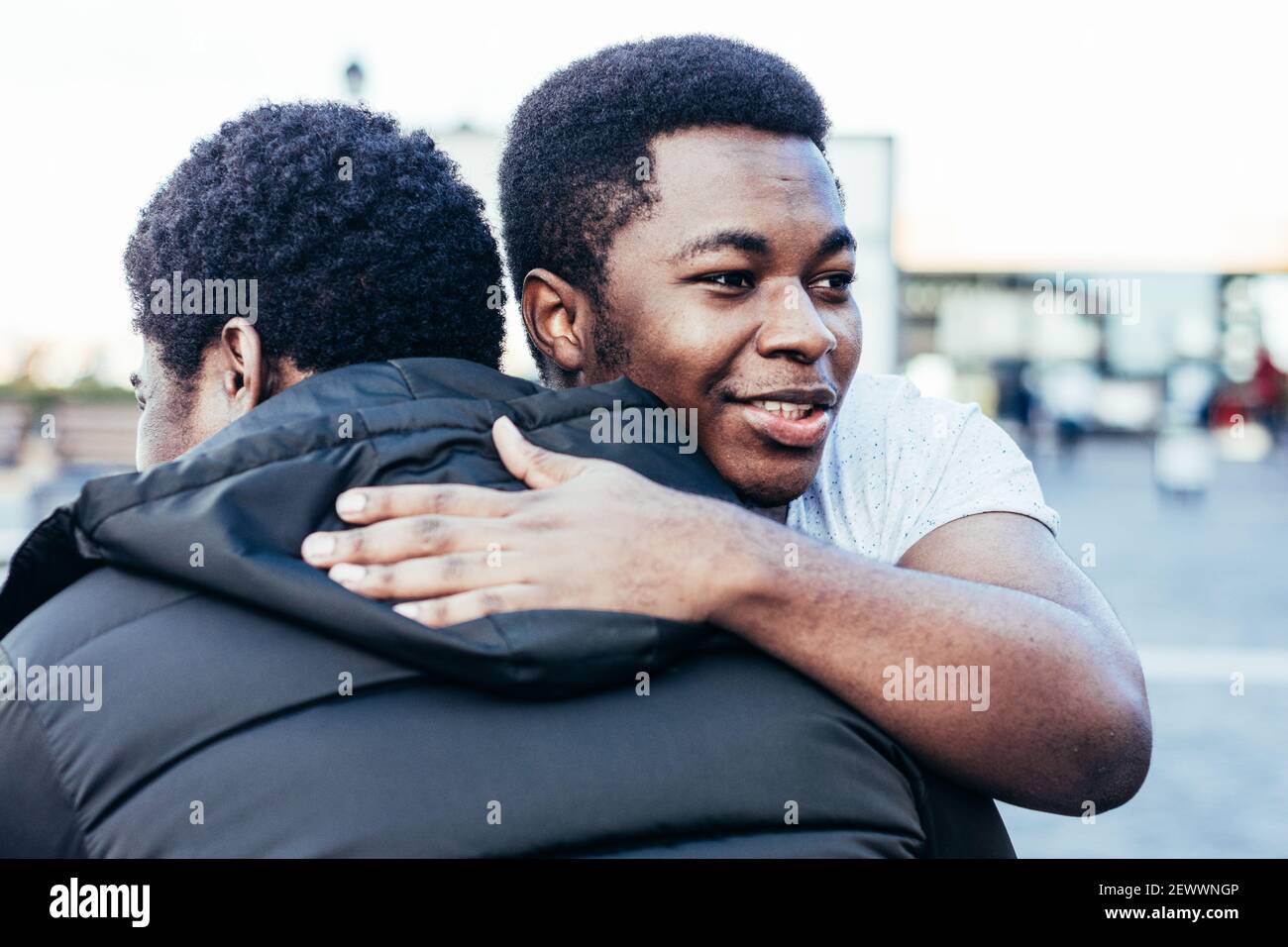 Porträt zweier afroamerikanischer Freunde, die sich umarmen Stockfoto