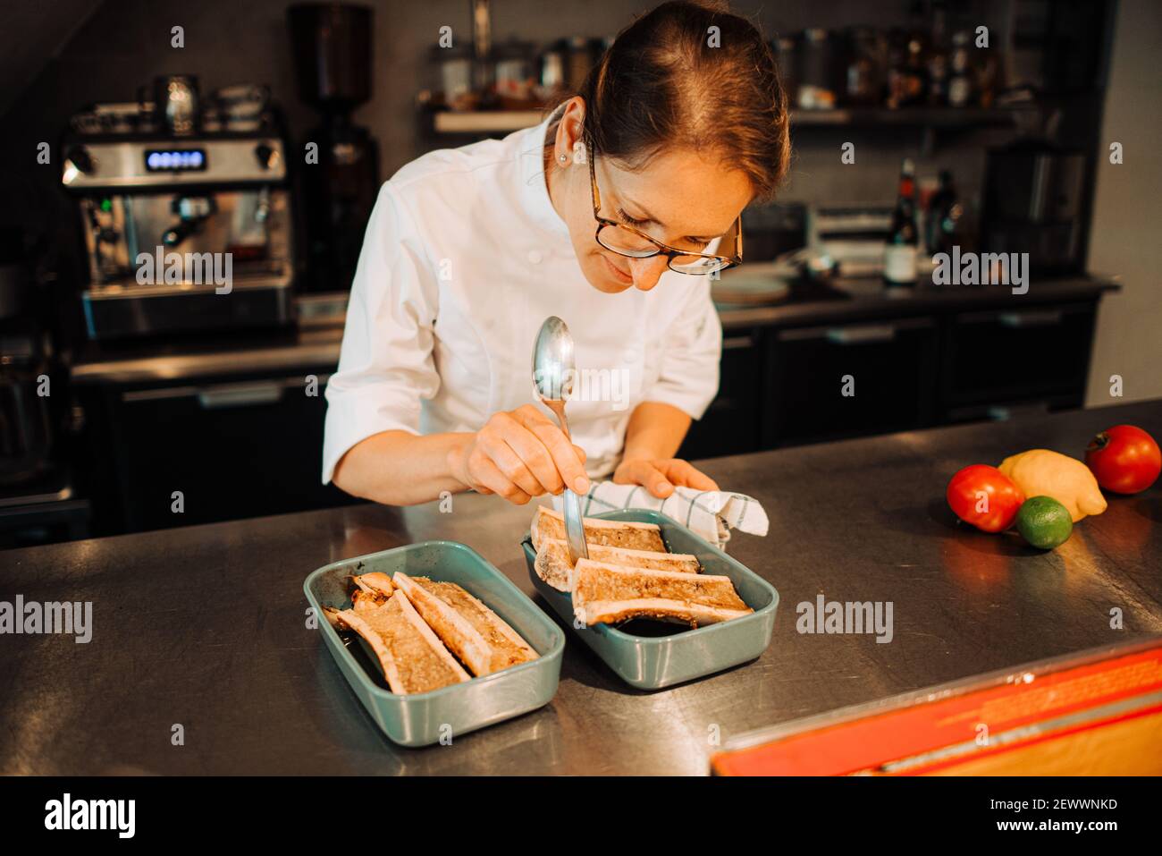 Frau Koch in Uniform arbeitet in Restaurant Küche Stockfoto