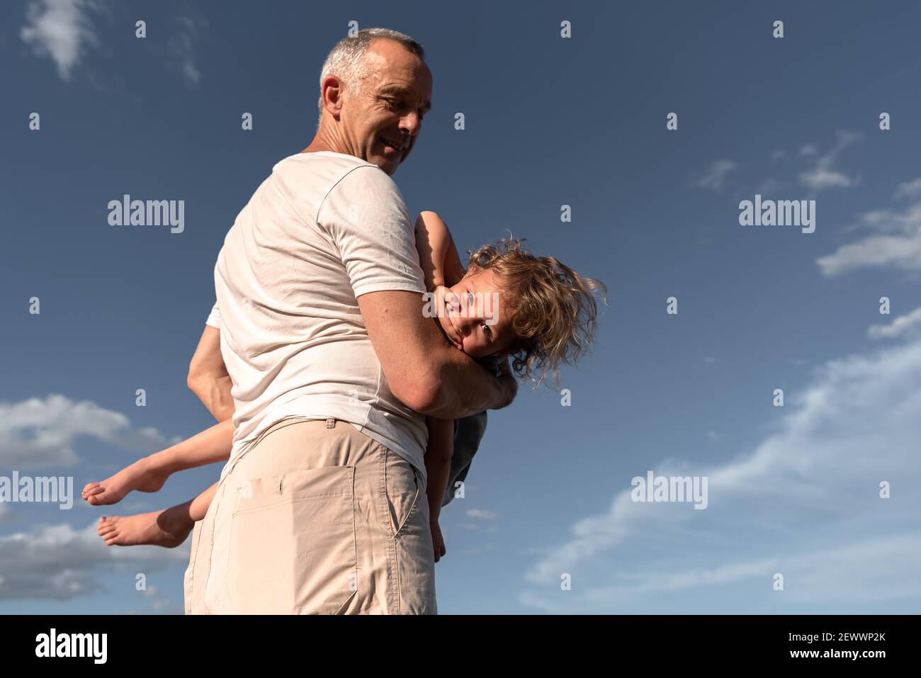 Vater mit Tochter genießen den Sommertag Stockfoto