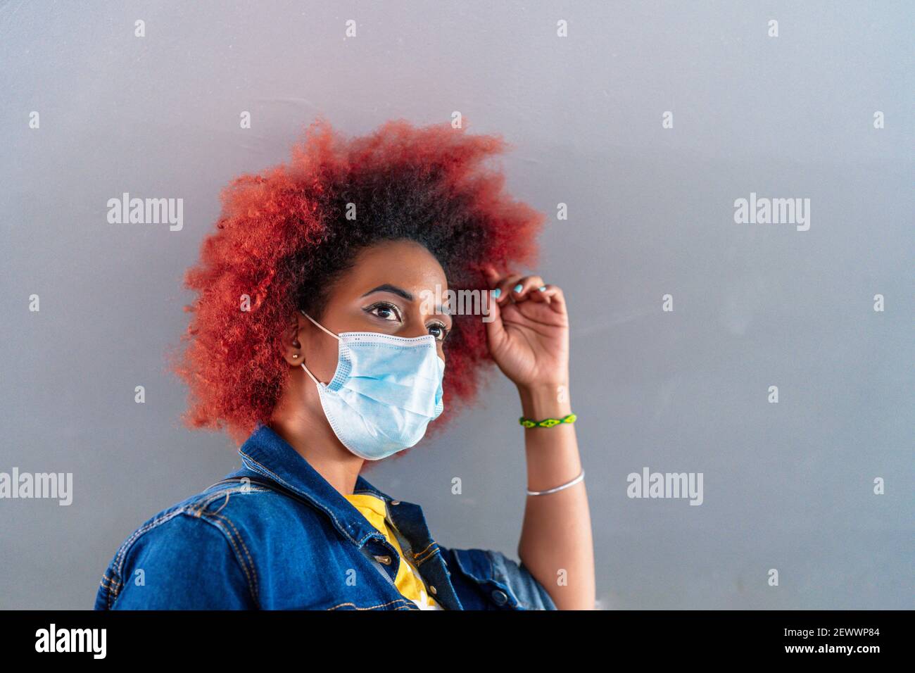 Portrait Frau mit roten afro Haar Stockfoto