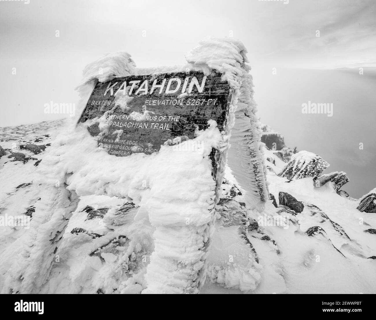 katahdin Gipfelschild im Winter mit Schnee bedeckt, Appalachian Trail. Stockfoto