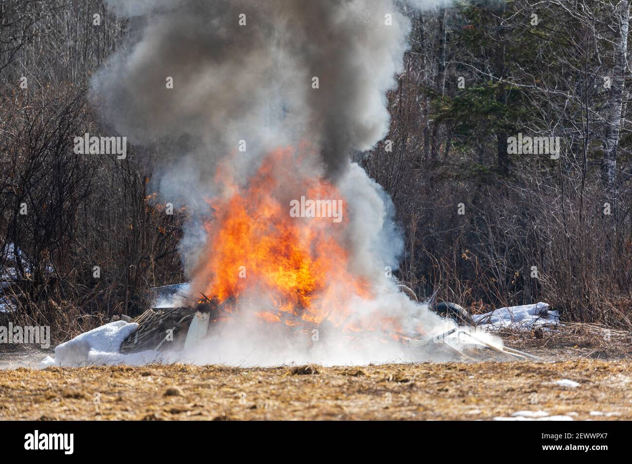 Nord-Wisconsin Hausbesitzer brennen ihren Müll. Stockfoto