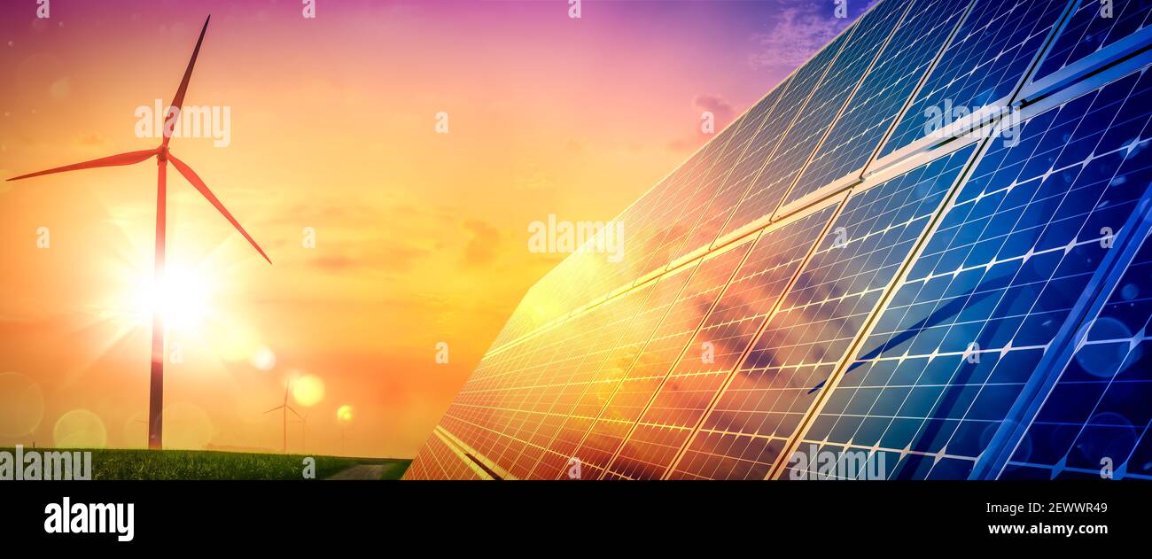 Windturbinen Und Sonnenkollektoren Bei Sonnenuntergang - Erneuerbare Energie Konzept Stockfoto
