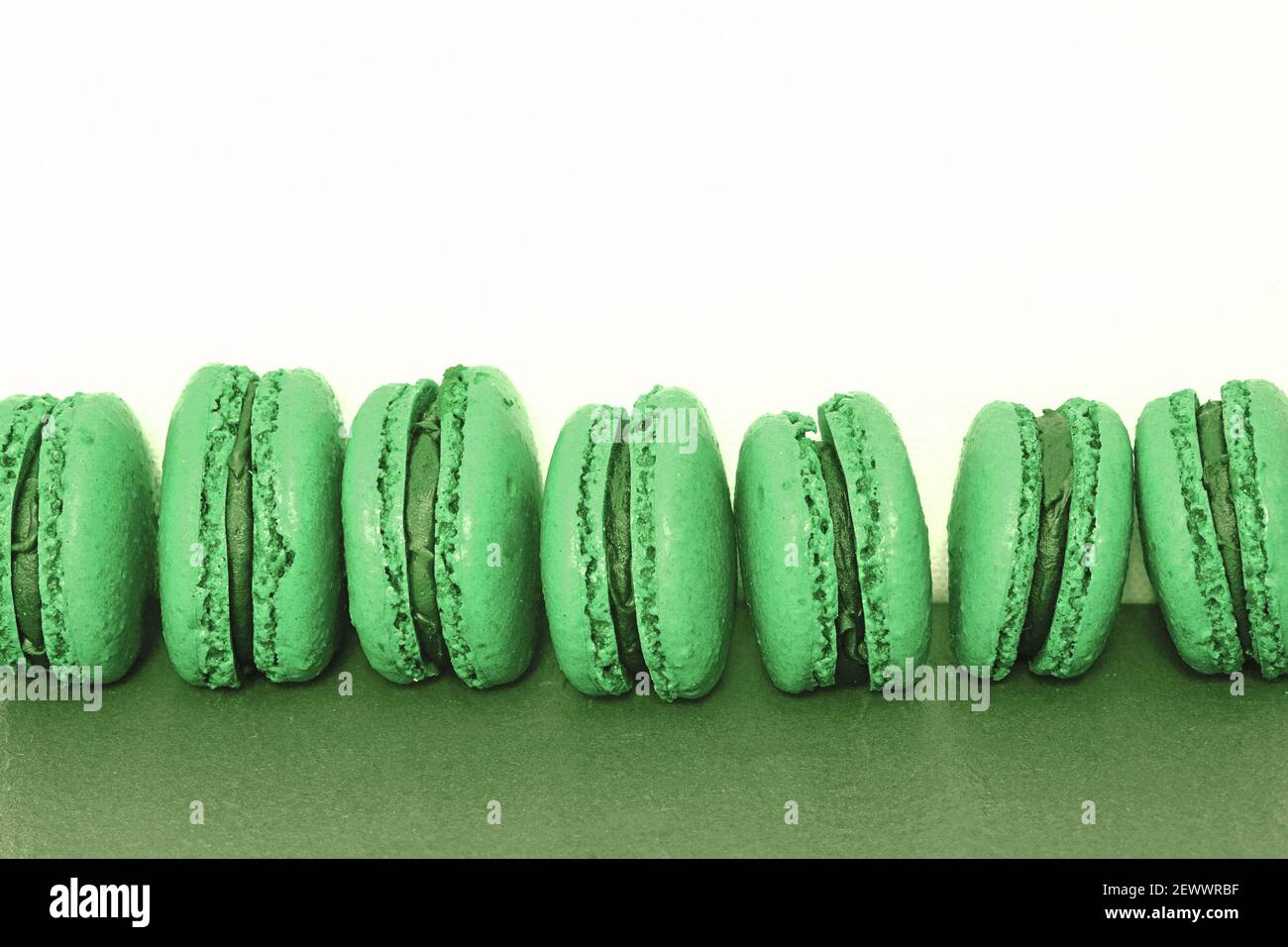Bunte hausgemachte Makronen-Kekse mit Ganache-Creme gefüllt Stockfoto