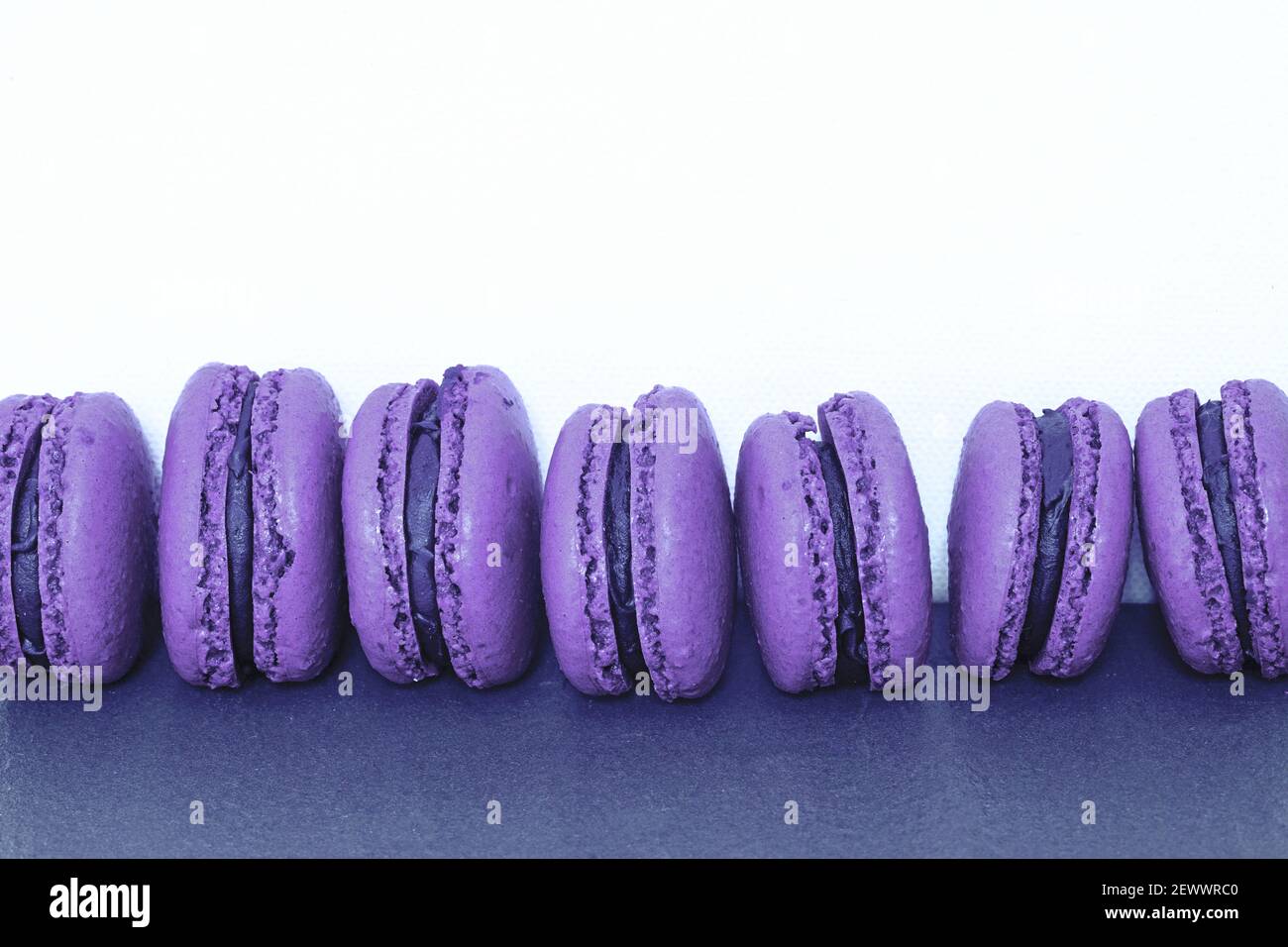 Bunte hausgemachte Makronen-Kekse mit Ganache-Creme gefüllt Stockfoto