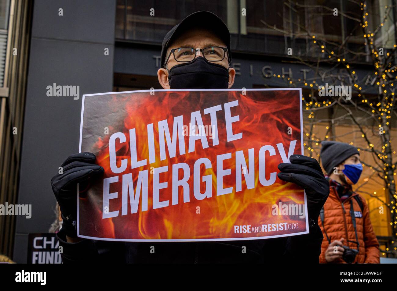 USA. März 2021, 03rd. Klimaaktivisten mit Stop the Money Pipeline hielten am 3. März 2021 eine Kundgebung in Midtown Manhattan ab, zuerst im Hauptquartier von BlackRock und dann im hauptquartier von JP Morgan Chase. -zwei der weltweit größten Geldgeber für Klimavernichtung ihrer Meinung nach- die beiden Unternehmen auffordern, ihre Unterstützung für das gefährliche geplante Pipeline-Projekt Line 3 einzustellen und die Finanzierung fossiler Brennstoffe und Waldzerstörung einzustellen. (Foto von Erik McGregor/Sipa USA) Quelle: SIPA USA/Alamy Live News Stockfoto