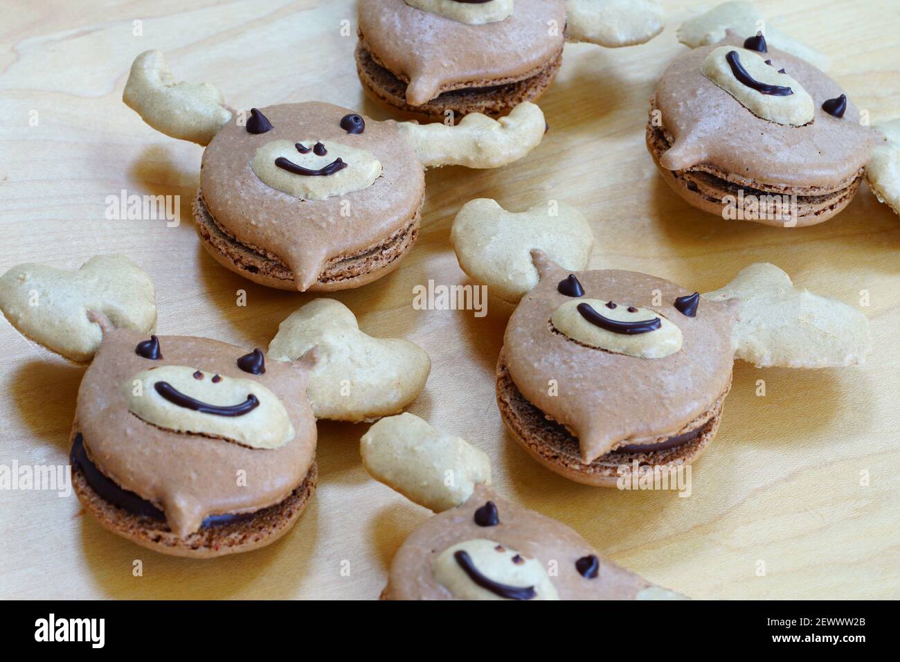 Süße Makronen-Kekse in Form eines Elchkopfes mit Geweih Gefüllt mit Ganache Creme Stockfoto