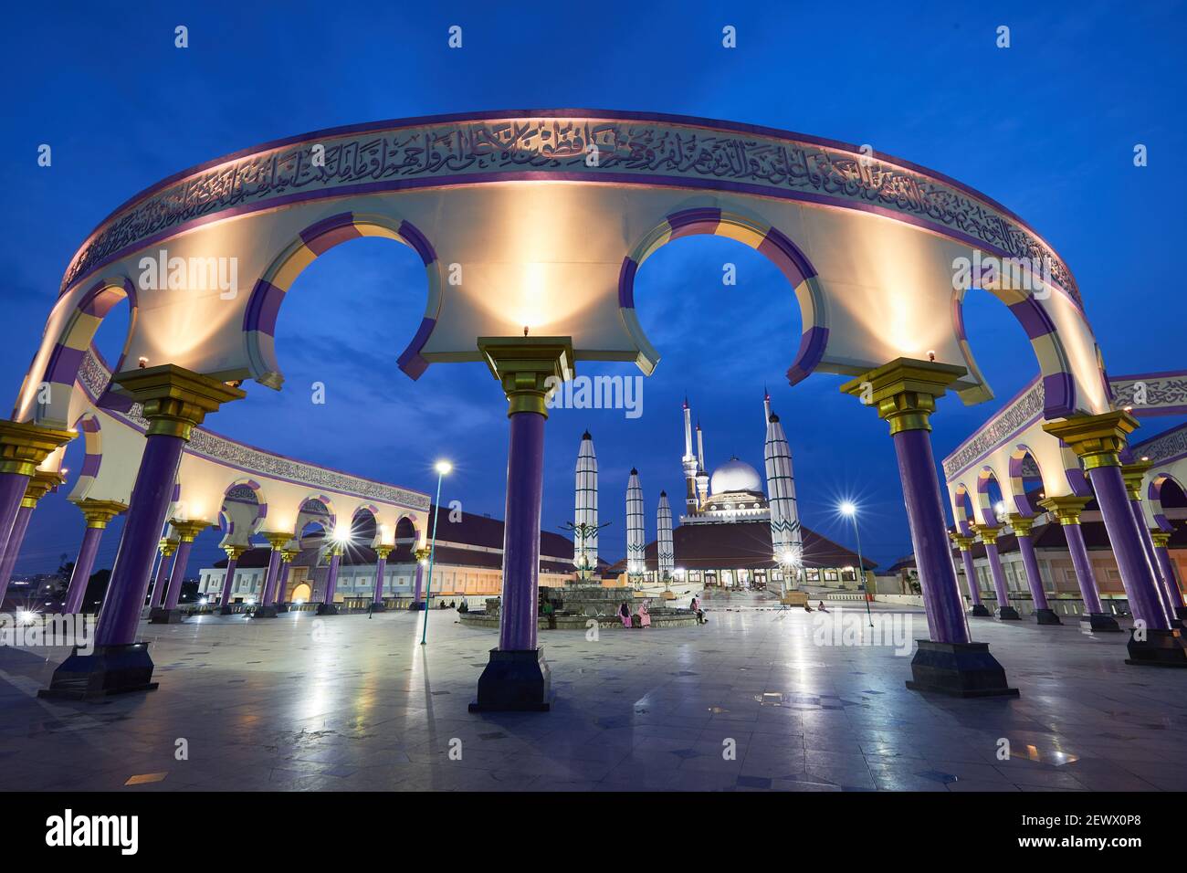 Arabische Bögen an der Großen Moschee von Zentral-Java, Semarang, Java, Indonesien die Bögen werden von 25 Säulen unterstützt, jede repräsentiert eine Stockfoto