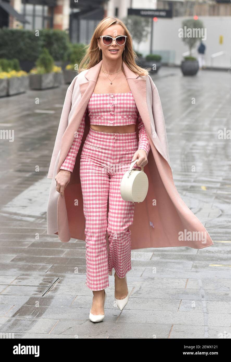 London, Großbritannien. März 2021, 03rd. Amanda Holden verlässt die Global Radio Studios in London. Kredit: SOPA Images Limited/Alamy Live Nachrichten Stockfoto