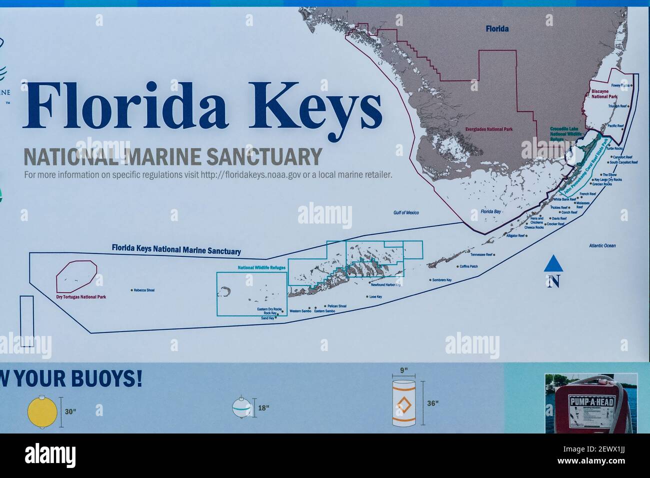 Ein Schild zeigt eine Karte des Florida Keys National Marine Sanctuary im Miami-Dade Homestead Park und Herbert Hoover Marina in Süd-Florida. Stockfoto