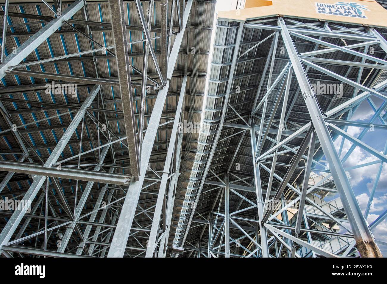 Das Metallgerüst der Tribünen bildet Muster am Homestead Miami Speedway in Süd-Florida. Stockfoto