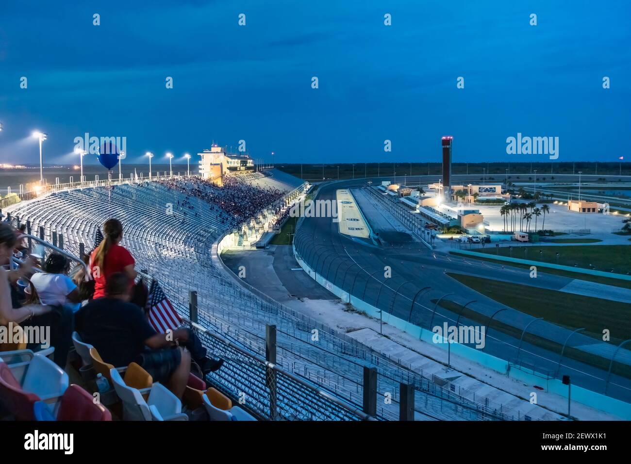 Am frühen Abend erwartet das Feuerwerk am 4. Juli auf dem Homestead Miami Speedway in Süd-Florida. Stockfoto