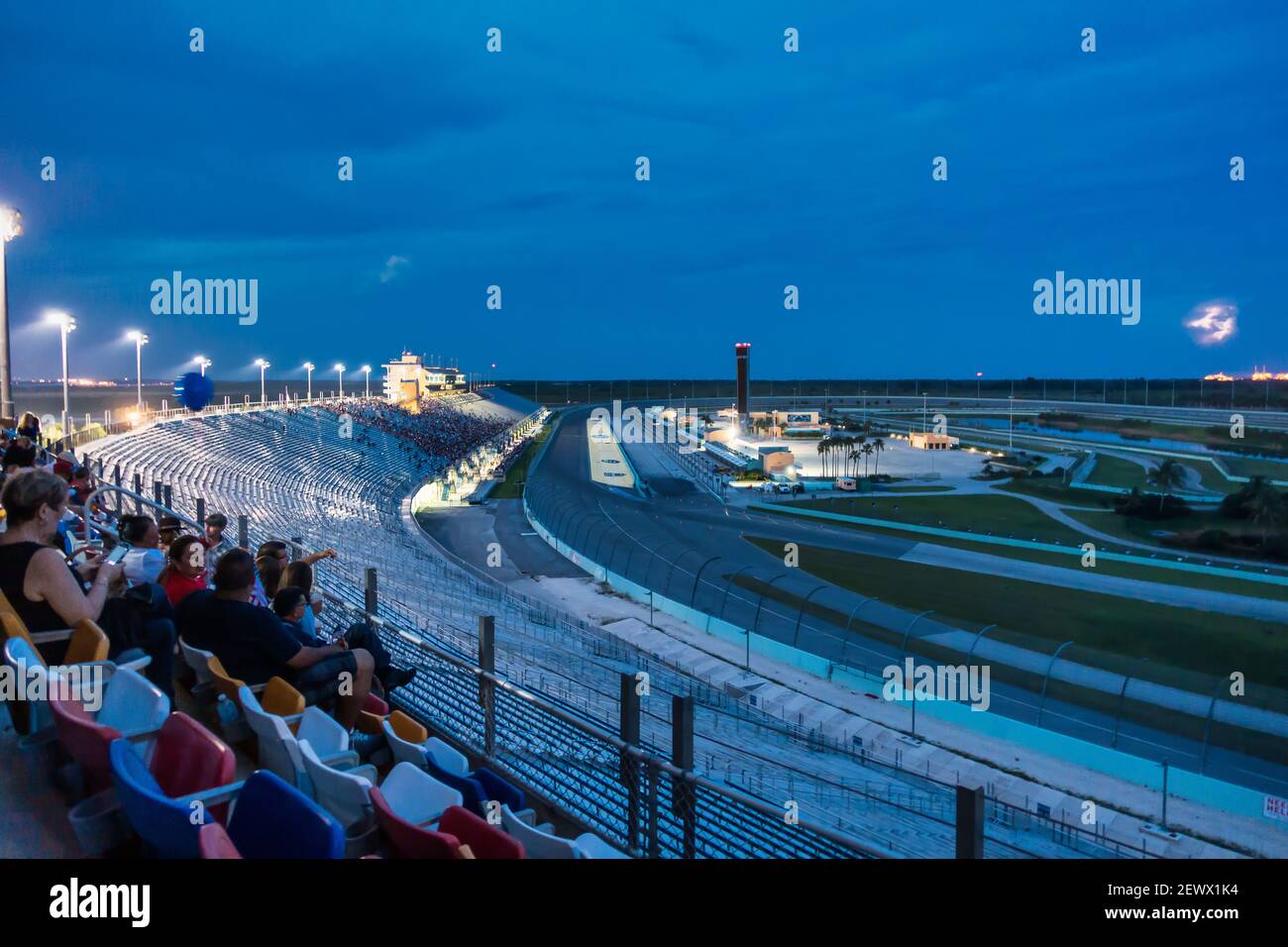 Am frühen Abend erwartet das Feuerwerk am 4. Juli auf dem Homestead Miami Speedway in Süd-Florida. Stockfoto