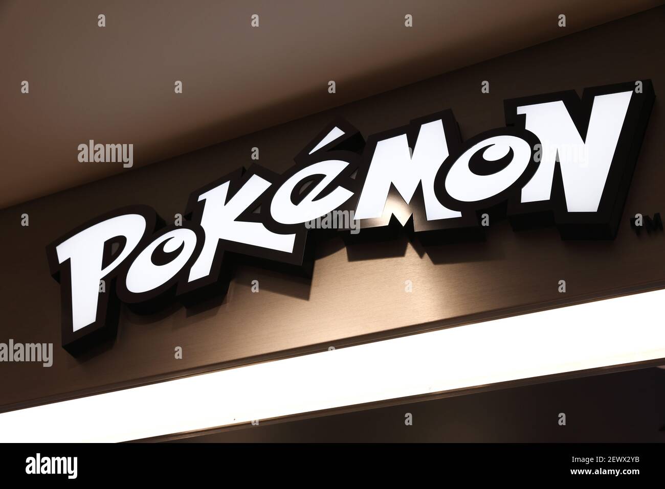 Tokio, Japan. März 2021, 03rd. Pokemon-Logo an einer Wand im Pokemon Center Shibuya.mit Originalartikeln wie Plüsch, Kleidung, Figuren und vielem mehr wurde die Firma Pokemon Center 1998 von Nintendo, Creatures und Game Freak gegründet. Kredit: SOPA Images Limited/Alamy Live Nachrichten Stockfoto