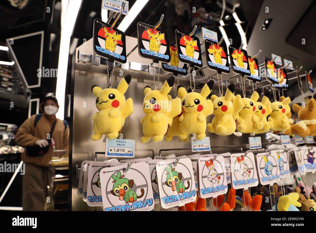 Tokio, Japan. März 2021, 03rd. Pikachu-Schlüsseldeko im Pokemon Center Shibuya.die Firma Pokemon Center wurde 1998 von Nintendo, Creatures und Game Freak gegründet und bietet originelle Gegenstände wie Plüsch, Kleidung, Figuren und vieles mehr. Kredit: SOPA Images Limited/Alamy Live Nachrichten Stockfoto