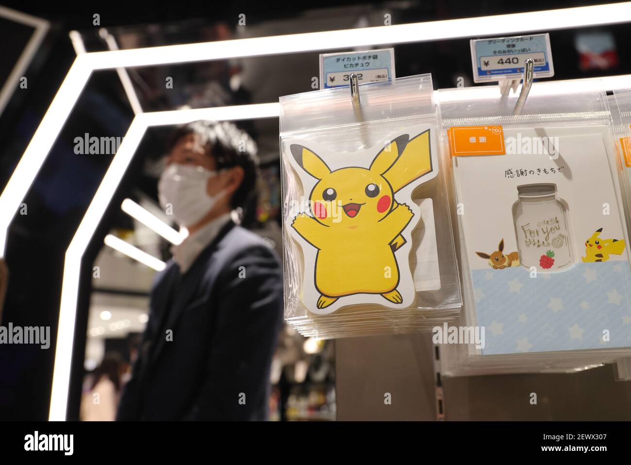 Tokio, Japan. März 2021, 03rd. Ein Mann läuft durch Pokemon Themensticker auf dem Display im Pokemon Center Shibuya.mit Original-Artikel wie Plüsch, Kleidung, Figuren und vieles mehr, die Pokemon Center Firma wurde 1998 von Nintendo, Kreaturen und Spiel Freak gegründet. Kredit: SOPA Images Limited/Alamy Live Nachrichten Stockfoto