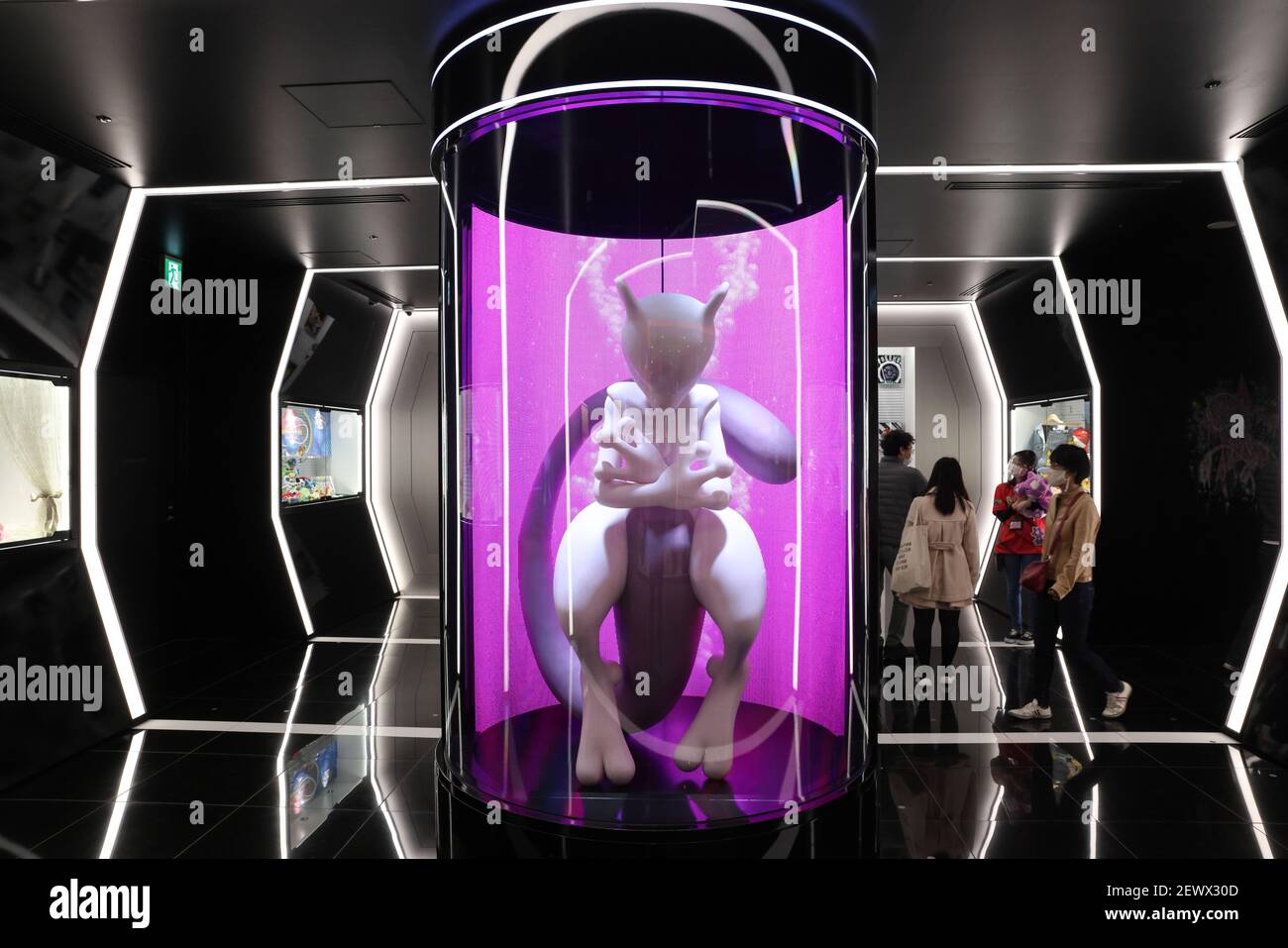 Tokio, Japan. März 2021, 03rd. Mewtwo eine Pokemon-Figur, die am Eingang des Pokemon Center Shibuya ausgestellt ist.die Firma Pokemon Center wurde 1998 von Nintendo, Creatures und Game Freak gegründet und bietet Originalartikel wie Plüsch, Kleidung, Figuren und vieles mehr. Kredit: SOPA Images Limited/Alamy Live Nachrichten Stockfoto