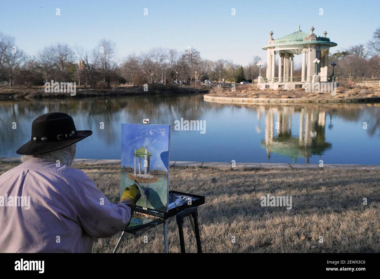 St. Louis, Usa. März 2021, 03rd. Künstler George McDowell nutzt 71 Grad Temperaturen, um den Nathan Frank Bandstand im Forest Park, in St. Louis am Mittwoch, 3. März 2021 zu malen. Foto von Bill Greenblatt/UPI Kredit: UPI/Alamy Live News Stockfoto