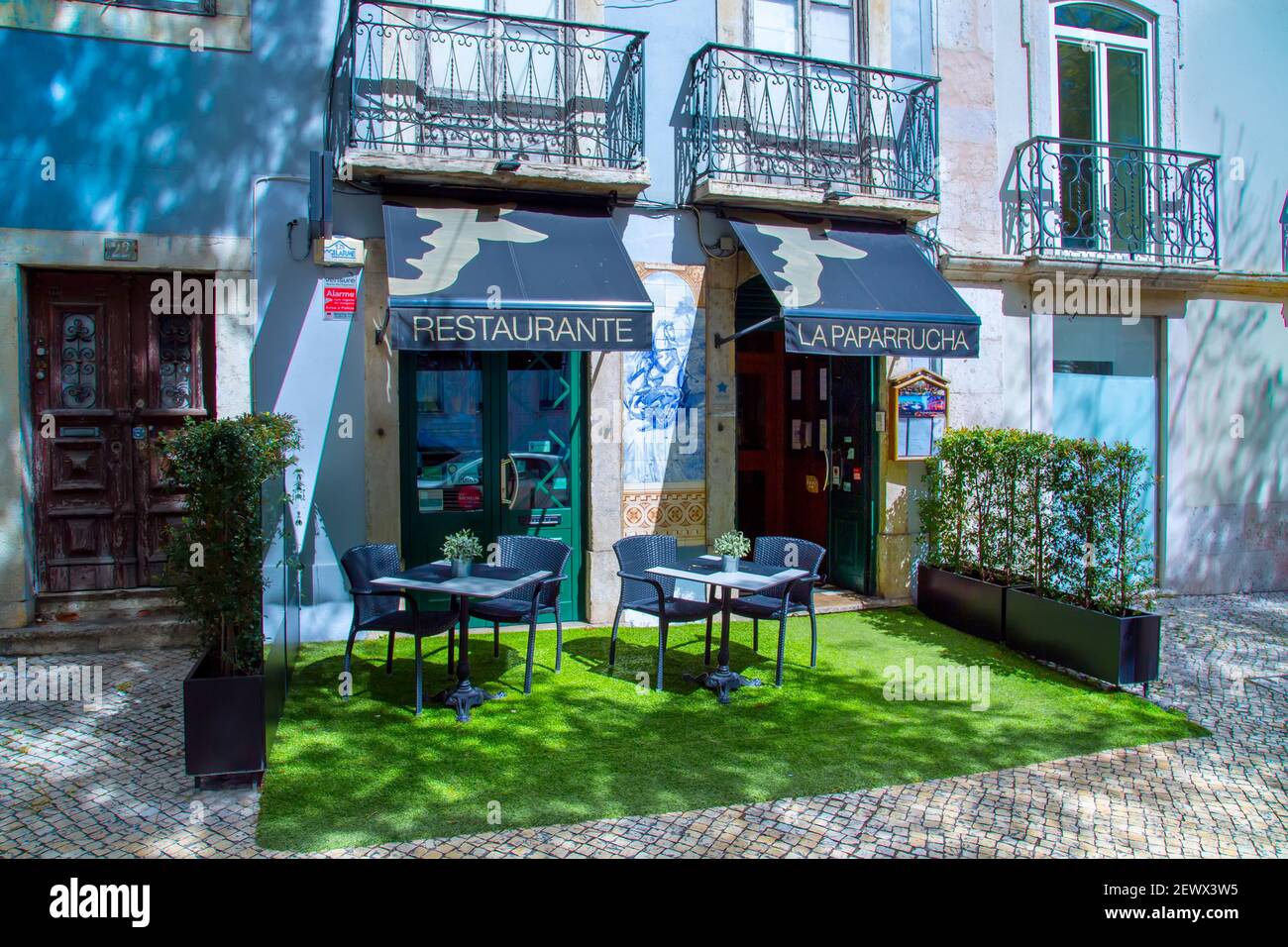 Lissabon, Portugal - 20 April, 2020: Trendiges Eckrestaurant mit Live-Musik im historischen Zentrum von Lissabon in der Nähe des Bairro Alto Viertels Stockfoto