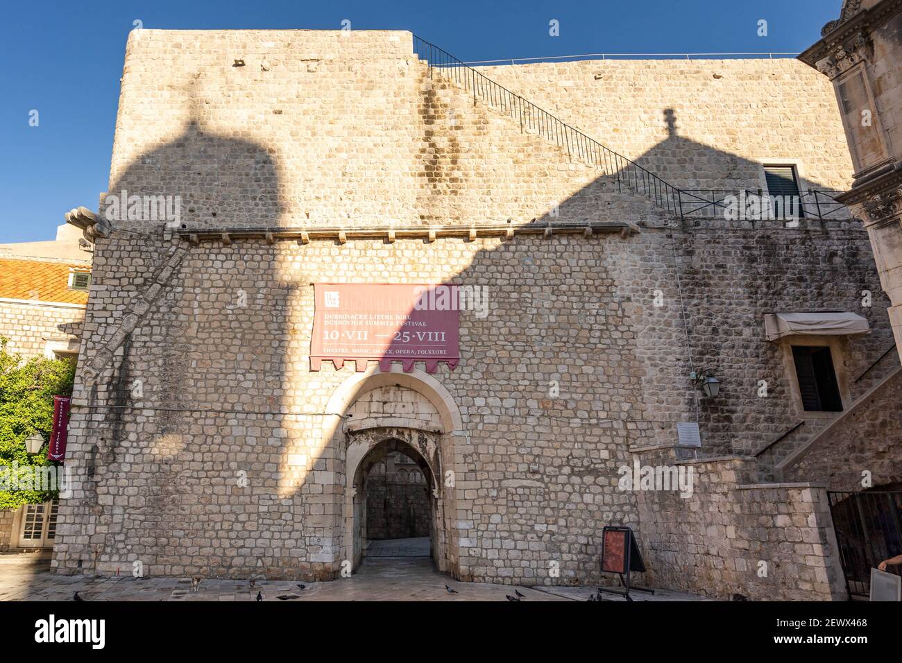 Dubrovnik, Kroatien - Aug 22, 2020: Fassade der Stadtmauer Eingang in der Altstadt in der Morgensonnenaufgangsstunde Stockfoto