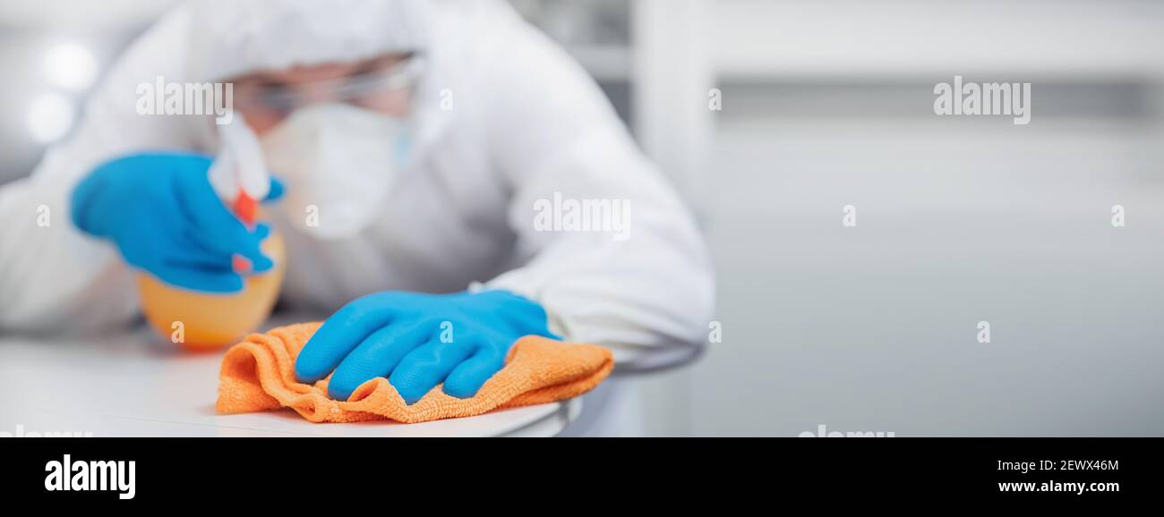 Medizinisches Personal Reinigung und Desinfektion mit Antiseptika von Viren und Keimen, sauberer Service gegen Coronavirus Banner. Stockfoto