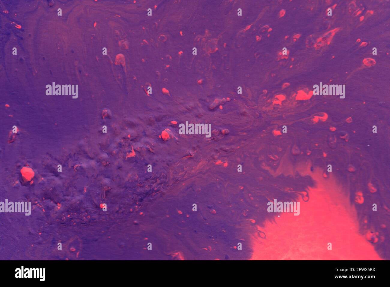 Abstrakter Acryl lila und rosa Hintergrund. Fließende Grafik mit Wirbelmustern. Flüssige Marmorstruktur. Moderner Hintergrund Stockfoto