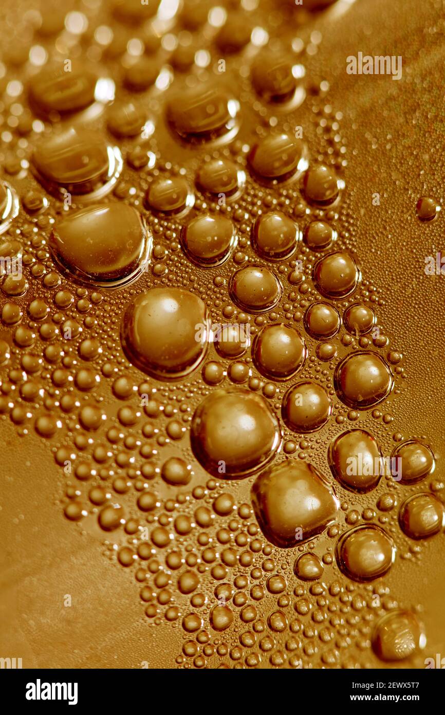 Makroaufnahme von Wassertropfen neben der Glasoberfläche schließen Up flüssige Tropfen modernen Hintergrund Muster hochwertige Drucke Stockfoto