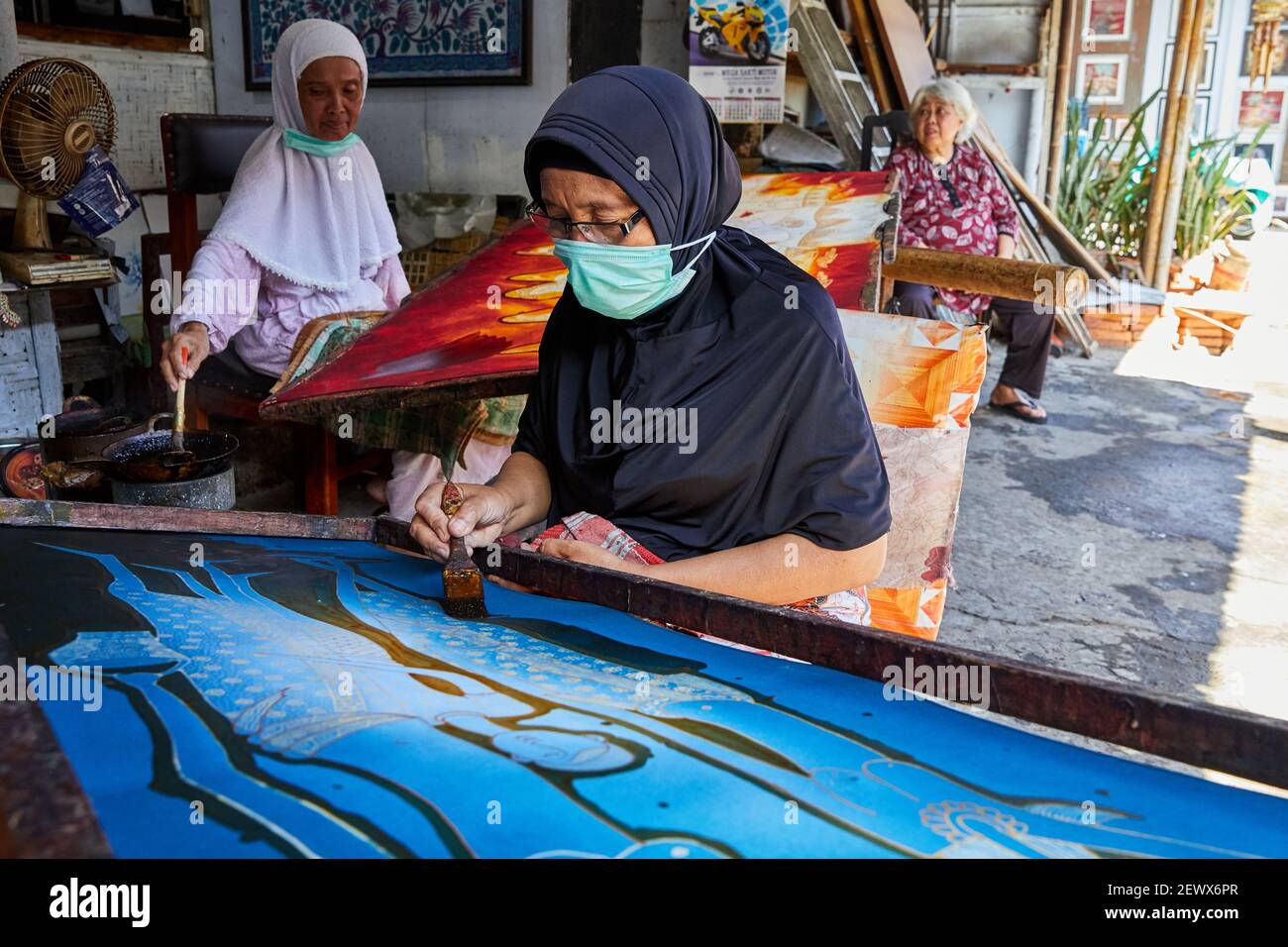 Traditionelle Batikmalerei, oder Färben, in einer Werkstatt in Yogyakarta, Indonesien Stockfoto