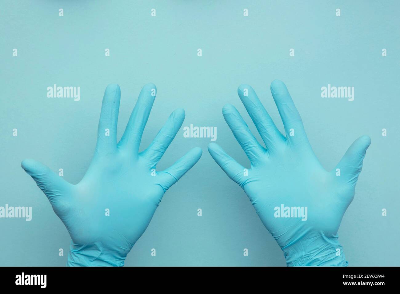 Ärzte Hand trägt ein Paar blaue Schutz OP-Handschuhe. Stockfoto
