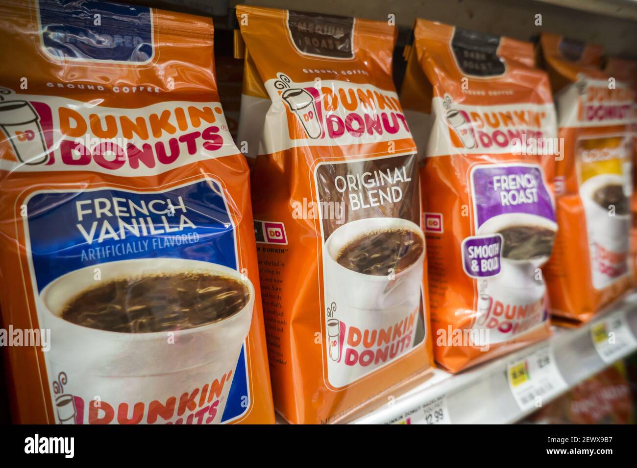 2 Tüten Dunkin' Donuts gemahlener Kaffee, normal & koffeinfrei  Stockfotografie - Alamy