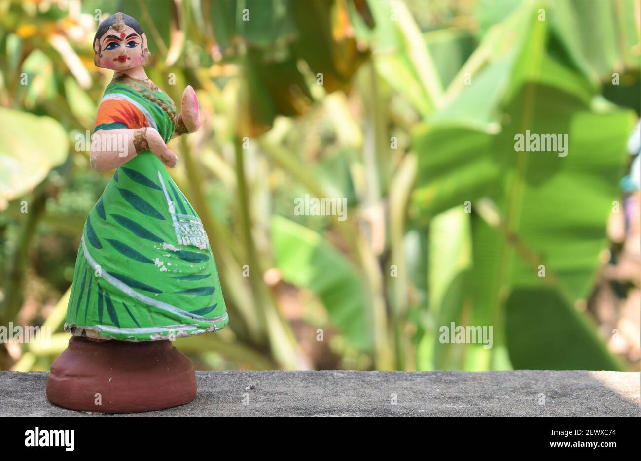Thanjavur tanzende Puppe in Tamilnadu. Indisches Spielzeug und  traditionelle Kleidung und Ornamente in einem natürlichen Hintergrund  Stockfotografie - Alamy
