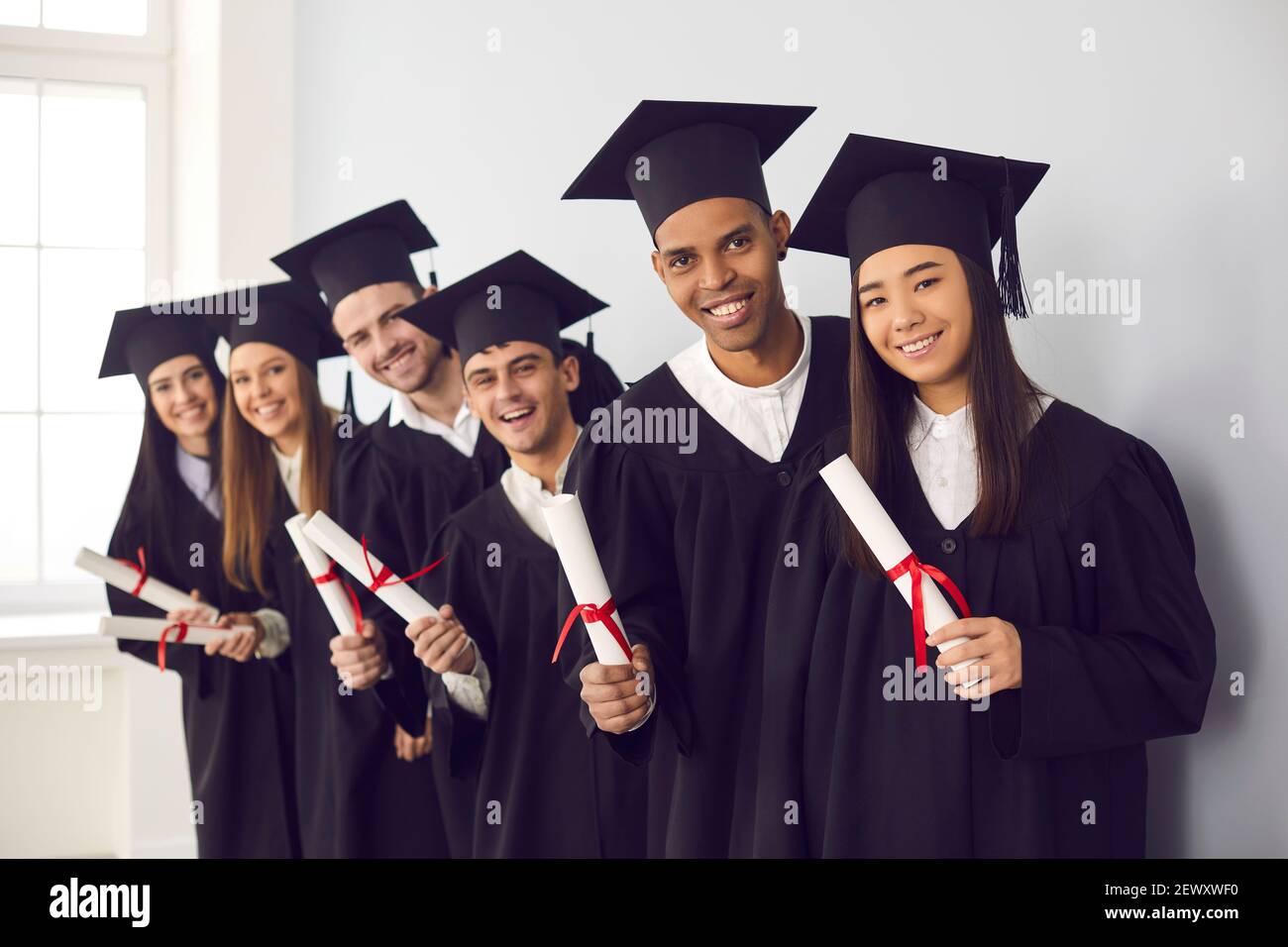 Gruppenportrait von glücklichen multiethnischen Hochschulabsolventen im Besitz Diplome und Lächelnd Stockfoto