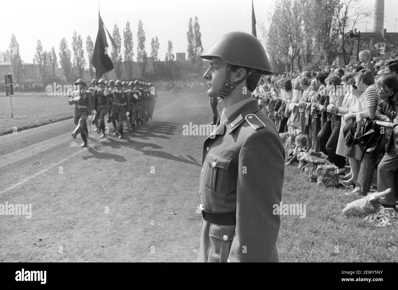 15. März 1982, Sachsen, Delitzsch: Vormarsch und Parade - Junge Soldaten der NVA werden im Frühjahr 1982 auf einem Sportplatz in Delitzsch vereidigt. Eltern, Verwandte, Bekannte und die Bevölkerung nehmen Teil. Genaues Aufnahmedatum nicht bekannt. Foto: Volkmar Heinz/dpa-Zentralbild/ZB Stockfoto