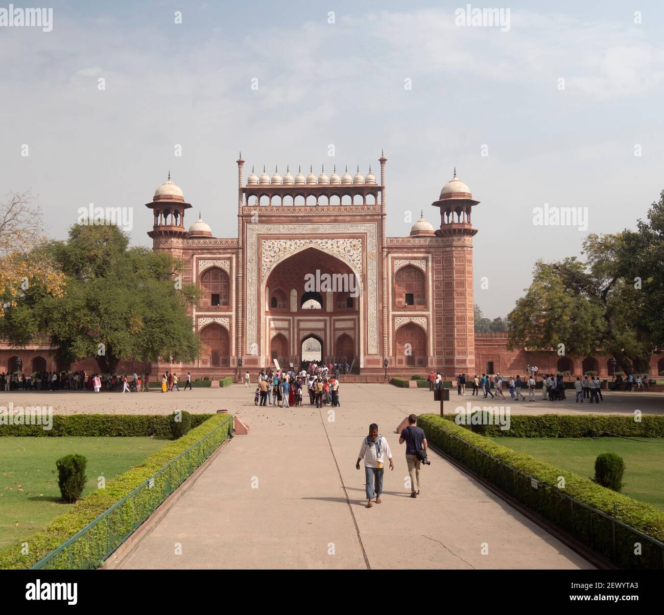 AGRA, INDIEN - MÄRZ, 26, 2019: Breiter Schuss des Haupteingangstors zum taj mahal in agra, indien. Auch bekannt als Darwaza-i-rauza oder großes Tor. Stockfoto