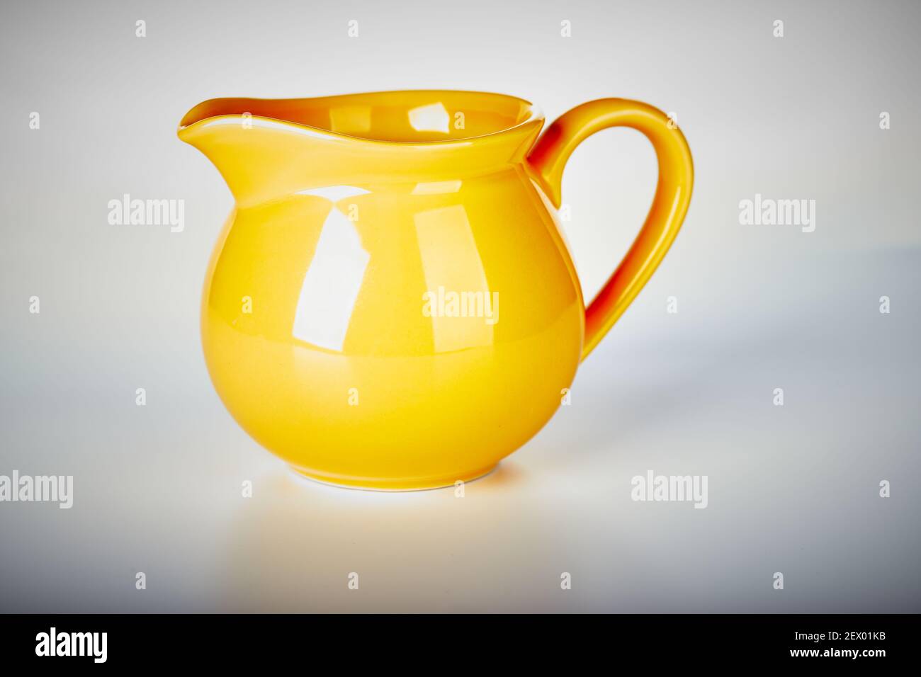 Kleine gelbe Keramik Krug auf isoliertem weißem Hintergrund Stockfoto