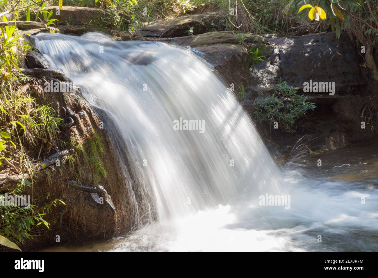 Weiches Wasserbild des Wasserfalls Cachoeira Sete de Setembro in der Nähe von Chapada dos Guimaraes in Mato Grosso, Brasilien Stockfoto