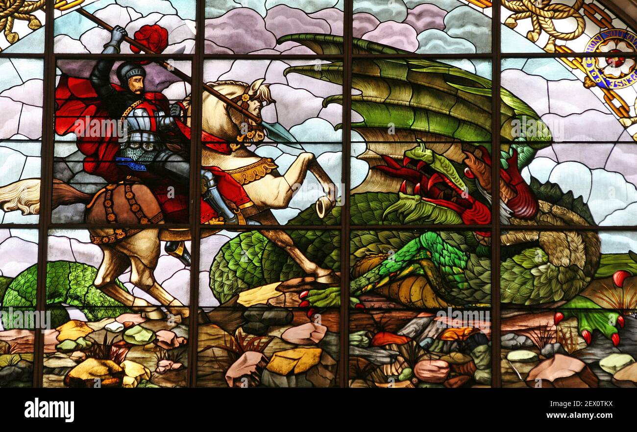 Georg und der Drache befleckte Glasfenster, St.-Georgs-Halle, Liverpool, Merseyside, Großbritannien Stockfoto