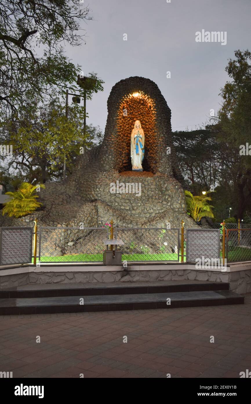 Statue der Jungfrau Maria, in der Nähe der St. Patrick's Cathedral, Pune, Maharashtra, Indien Stockfoto