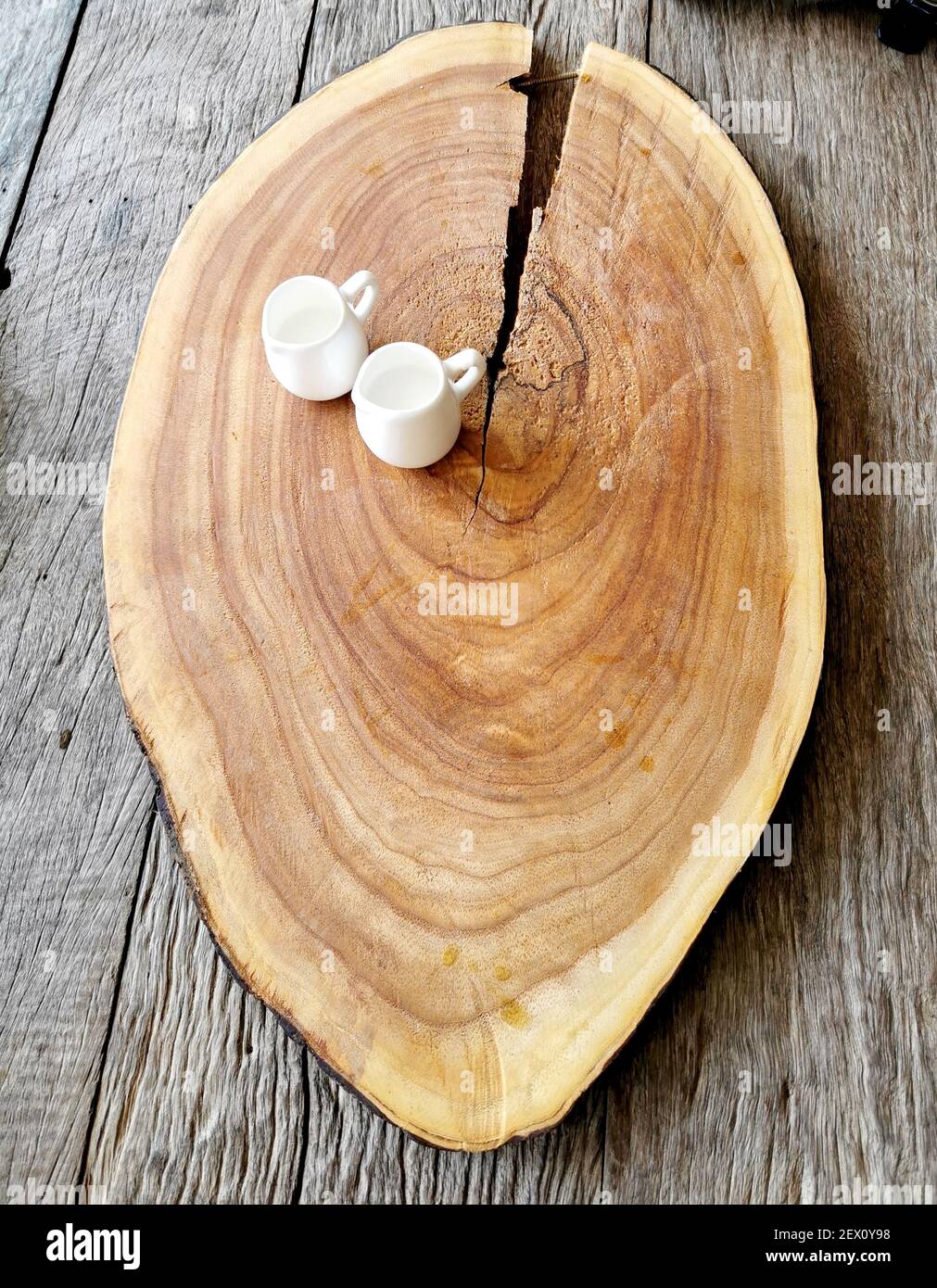 Riesiges Holztablett mit zwei Milchbechern auf Holztisch, Frühstück, Mittagessen, Mahlzeit, Dessert Stockfoto