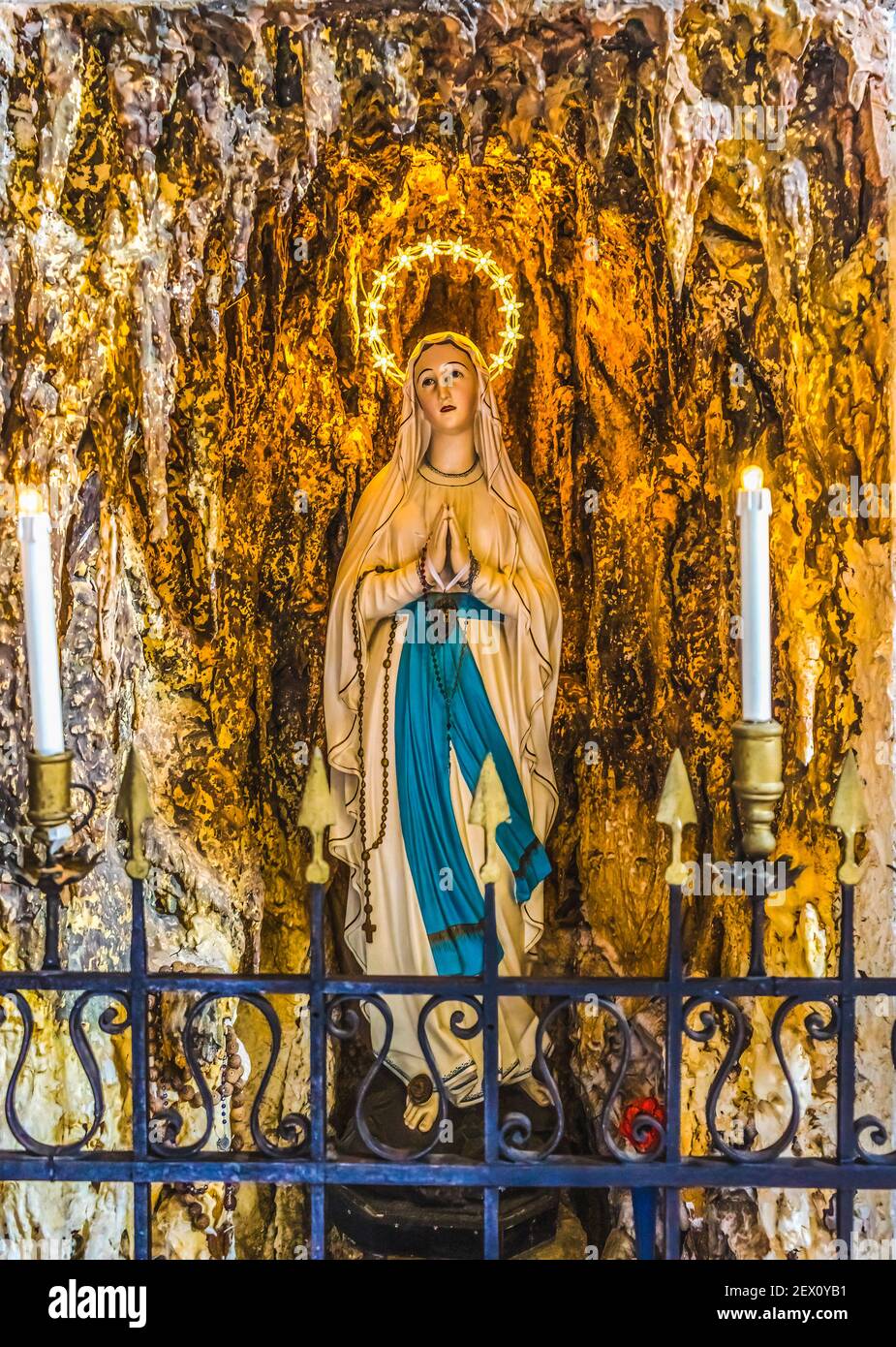 Beleuchtete Maria Statue Kirche des Engels San Raphael Angelo San Raffaele Basilica Altar Venedig Italien. Kirche abgeschlossen 800 und zuletzt 1700s. Stockfoto