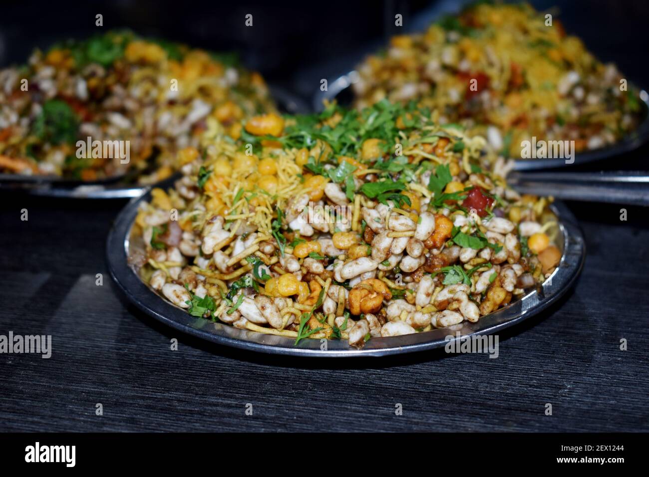 Oli Bhel Street Chaat Essen. Hergestellt aus Bhadang, einem würzigen Namkeen aus dem westlichen Maharashtra und garniert mit Zwiebeln, Koriander und Zitronensaft, Pune, Ma Stockfoto