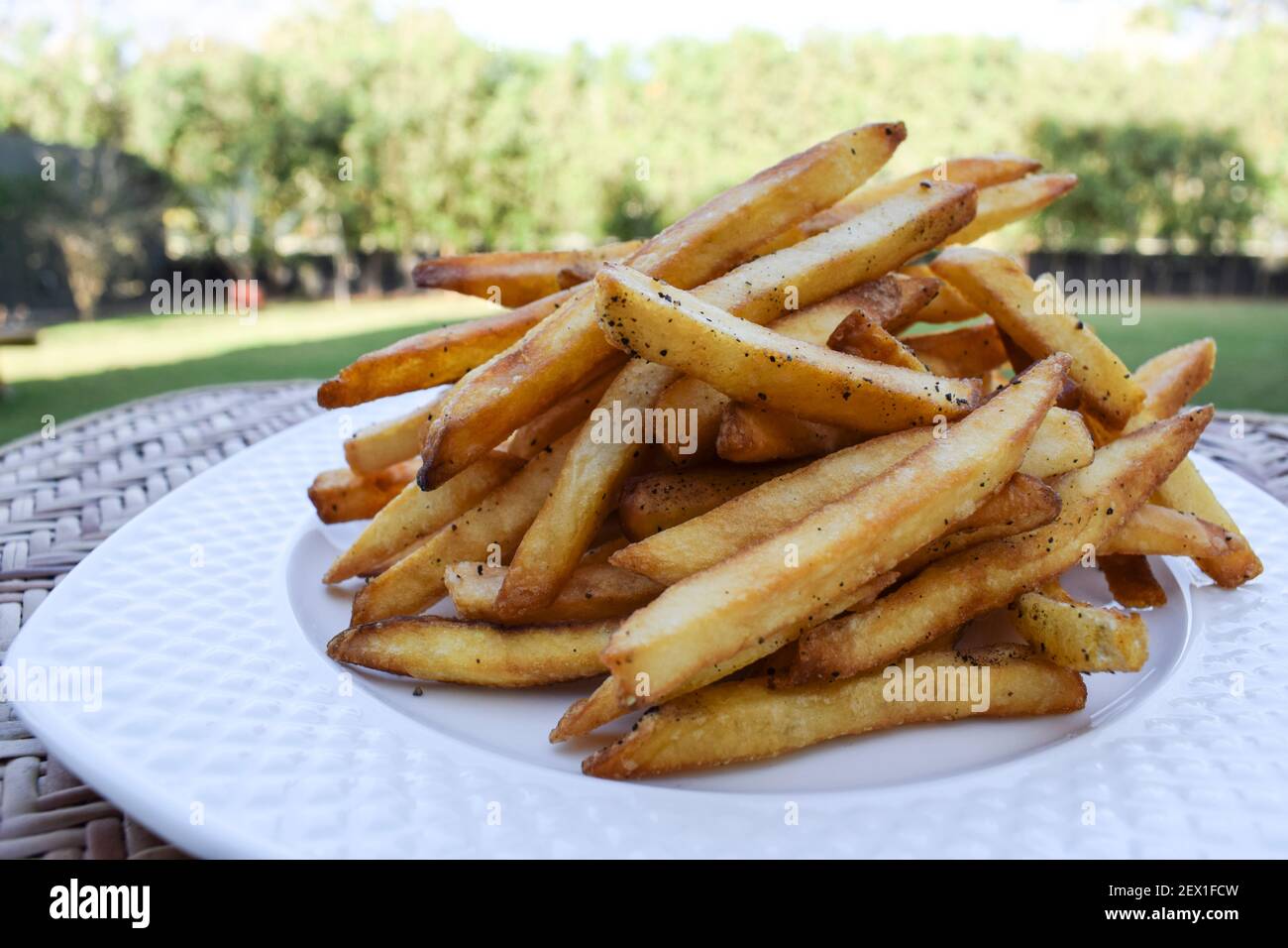 Knusprige Pommes frites. Kartoffelchips mit würzender Masala. Sehr lecker beliebte Teatime Snack Artikel weltweit gegessen. Kartoffelfritte Stockfoto