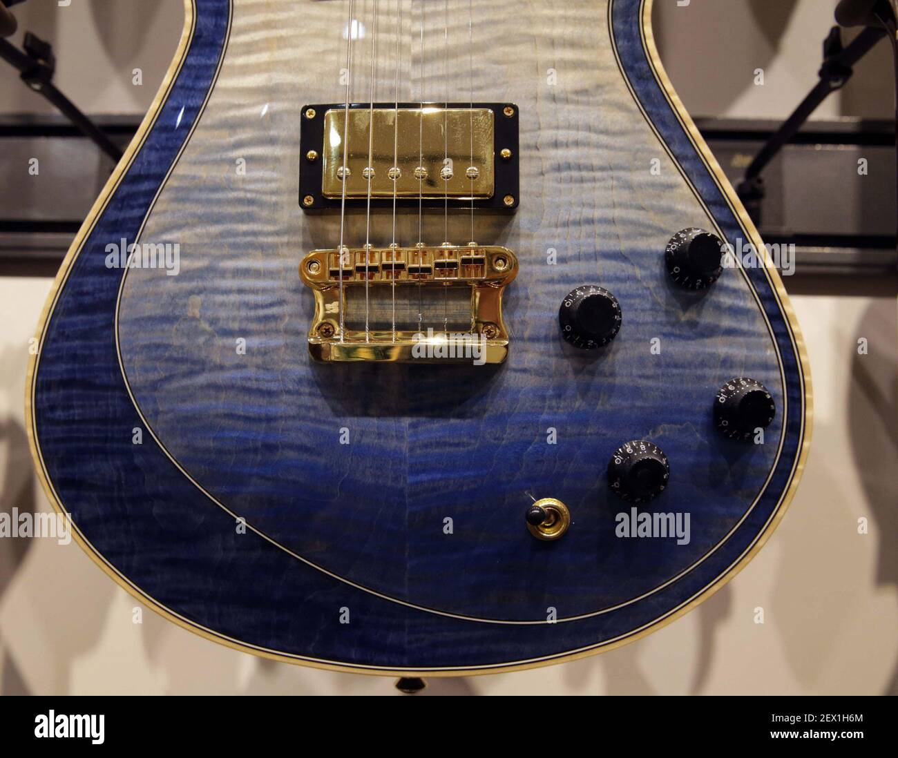 Noah Saydel, Marketing Manager für Distinctive Guitar, Knaggs Kenai T2 2x  Purfling Faded Blue Gitarre am 28. Januar 2015 in Milwaukee, Wis. einige  ihrer teuren E-Gitarren verkaufen für $2.500 bis $7.500 und